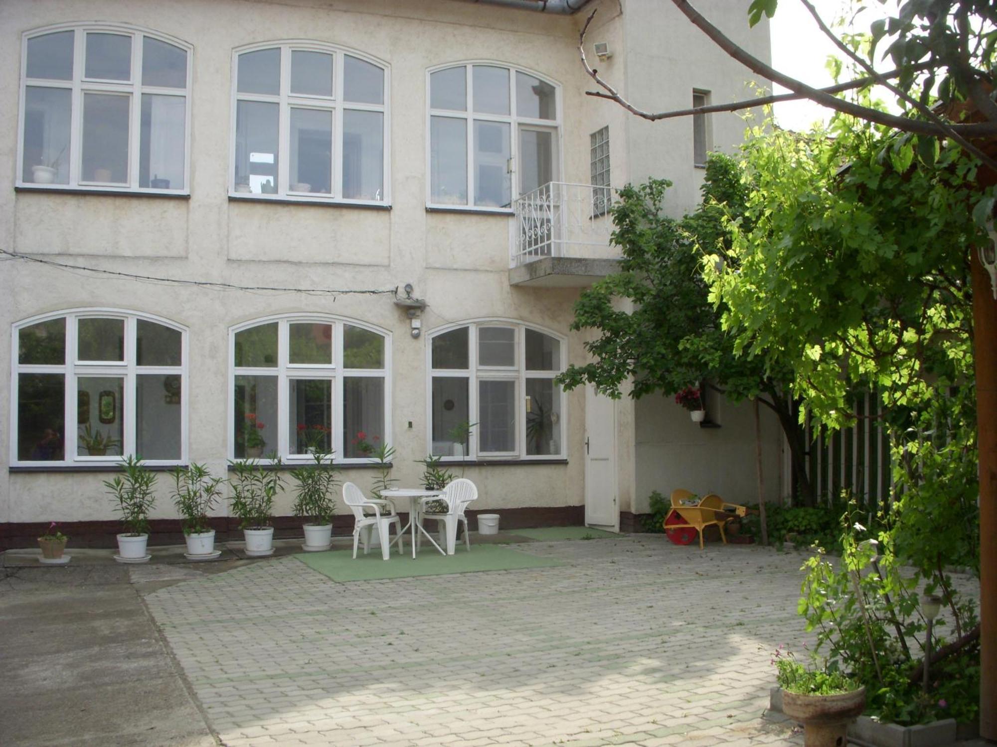 Garden Szivarvany Utcai Vendeghaz 세게드 외부 사진